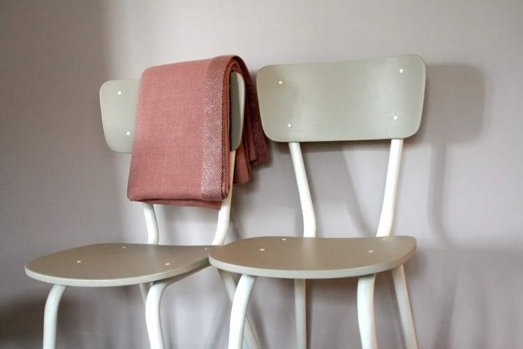 Chaises d'écolier rénovés